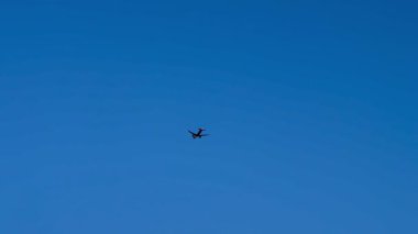 Mavi gökyüzünde süzülen bir dron gelişmiş teknolojiyi ve açık havada keşif ruhunu sergiliyor.