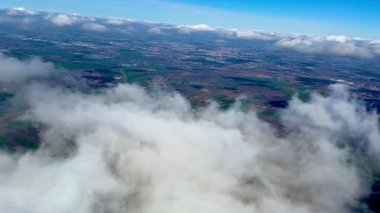 Bu nefes kesici hava görüntülerinde, üzerinde süzülen ince bulutlar eşliğinde nefes kesici canlı alanlar sergileniyor.