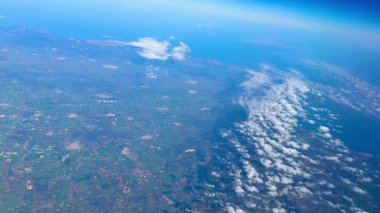 Dünya 'nın nefes kesici ve büyüleyici bir perspektifi hem bulutları hem de yüksek irtifadan karayı gösteriyor.