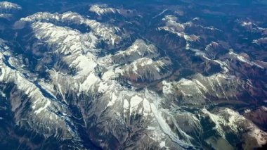 Nefes kesen görüntüler, muhteşem karla kaplı dağları ve manzarayı gözler önüne seriyor.