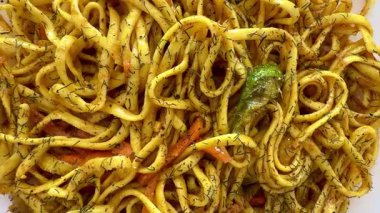 Kokulu otlar ve taze, lezzetli mevsimlik sebzelerle tatlandırılmış renkli bir tabak şehriye.