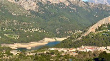 Dağların nefes kesici manzarası, sakin bir göl ve yemyeşil bir vadide yuva yapmış tuhaf bir köy.