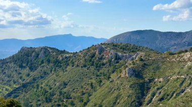 Çarpıcı dağ manzarası. Yuvarlanan tepeler ve açık mavi gökyüzü. Doğa meraklıları için ideal..
