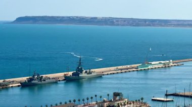 Göz kamaştırıcı bir deniz manzarası, çok hareketli bir limanda, çok güzel, pitoresk kıyı şeritleri olan çeşitli deniz gemileri sergiliyor.