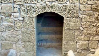 Tarihi mimari tasarım sergilenen, merdivenlere çıkan bu eski taş kemer yolunu keşfedin..