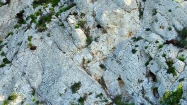 Bereketli yeşil bitkilerle bezenmiş canlı, kayalık uçurumlar durgun ve bulutsuz mavi gökyüzüne karşı görkemli bir şekilde dururlar.