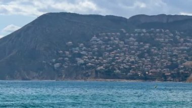 Şaşırtıcı derecede güzel bir kıyı manzarası sergiliyor. Huzurlu mavi suların yanında harika bir tepe kenarı topluluğu.