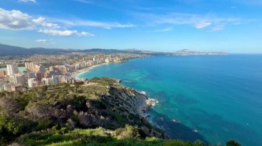 Gök mavisi sularıyla muhteşem sahil manzarasının ve uçurum açısından etkileyici bir şehir siluetinin tadını çıkar.