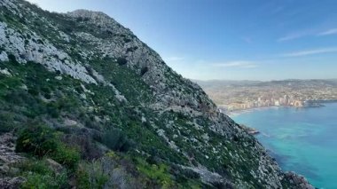 Sergilenen nefes kesici kıyı manzarası yeşil yamaçları yemyeşil ve çarpıcı okyanus manzaraları