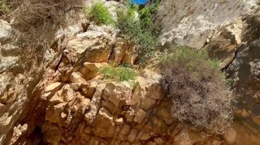 Etrafı yemyeşil, muhteşem doğayla çevrili antik tünellere inen kayalık uçurumların nefes kesici manzarasının tadını çıkarın.