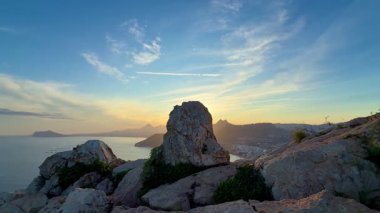 Gün batımında engebeli kayalık kıyı şeridinin nefes kesici manzarası doğal güzelliği ve derin huzuru gözler önüne seriyor.