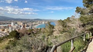 Büyüleyici sahil şeridini, hareketli şehir manzarasını ve hoş geldin marinasını gösteren bir tepeden çarpıcı bir manzara.