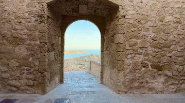 Muhteşem bir taş kemer yolu boyunca büyüleyici bir manzara önümüzde gerçekten sakin bir kıyı manzarasını gözler önüne seriyor.