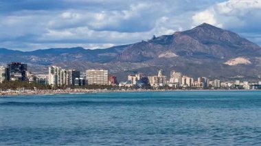 Çarpıcı bir kıyı şeridi, canlı mavi gökyüzünün altındaki görkemli dağların yanında modern mimariyi de barındırıyor.