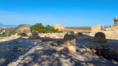 Çarpıcı bir manzaranın ortasındaki karmaşık taş yapıları barındıran olağanüstü antik kalıntıları keşfetmek ve keşfetmek.