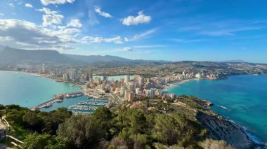 Benidorm 'un nefes kesici panoramik manzarasının tadını çıkarın. Muhteşem plajlar, gökyüzü ve yemyeşil.