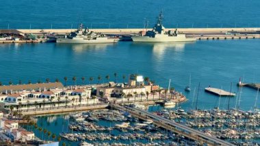 Deniz teması için ideal, hareketli bir marinaya yanaşmış nefes kesici bir hava manzarası.
