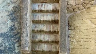 Güzel, yıllanmış taş basamakların karmaşık dizaynını ve dikkatli yapısını gösteren detaylı bir manzara.