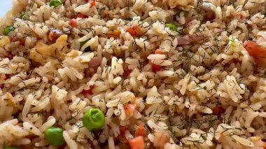 Taze otlar ve çeşitli sebzelerle süslenmiş canlı bir sebze, her yemek için mükemmel.