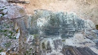 Keşfetmek ve hayranlık duymak. Çarpıcı, eşsiz kaya oluşumları Kırsal taştan bir duvarın yanında, keşfedilmeyi bekliyor.