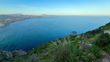 Bereketli yeşilliği ve okyanusun çarpıcı panoramik manzarasını barındıran nefes kesici bir manzara.