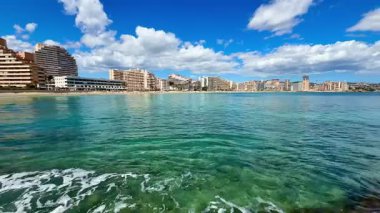 Göz kamaştırıcı güzellikteki deniz manzarası berrak, masmavi suları ve parlak, modern mimariyi gözler önüne seriyor.