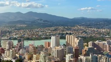 Nefes kesici bir manzara, çarpıcı yüksek binaları ve sakin plajları olan canlı bir kıyı şehrini gözler önüne seriyor.