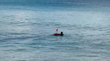Yetenekli bir dalgıç, güvenli bir şamandırayla canlı okyanus derinliklerini keşfeder ve heyecan verici bir sualtı macerasını gözler önüne serer.