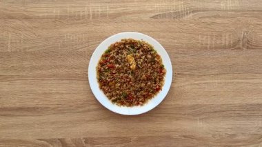 Bu sebzeli pilavın canlı tadını çıkarın. Besleyici yemekler veya sevdiklerinizle toplanmak için birebirdir.