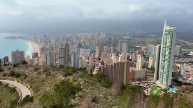 Benidorm 'un çarpıcı ufuk çizgisini ve güzel sahil şeridini yakalayan nefes kesici bir hava perspektifi deneyimleyin.