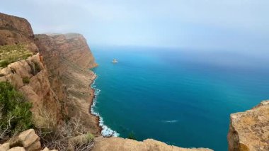 Çarpıcı uçurumlar kristal gibi berrak ve ferahlatıcı okyanus sularıyla gerçekten güzel bir kıyı manzarasında buluşur.