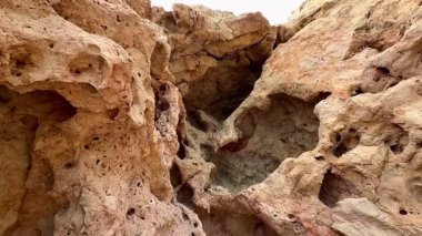 Karmaşık dokuları ve yıpranmış kaya oluşumlarının eşsiz jeolojik özelliklerini keşfetmek için bir maceraya atılın.