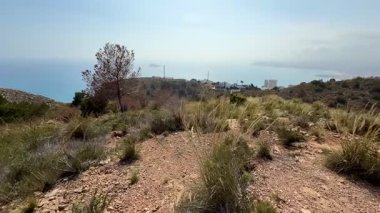 Sahile bakan bir yamaçtan çarpıcı bir manzara, güzellikleri ve şehirsel bakışları gözler önüne seriyor..