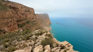 Bu güzel sahil manzarasında nefes kesen kayalık kayalıkların ve sakin suların nefes kesici manzaralarını keşfedin.