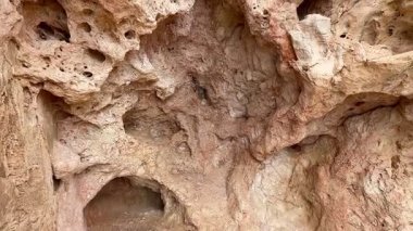 Doğal kaya oluşumları güzel bir şekilde karmaşık dokuları ve çeşitli şekilleri sersemletici tonlarda sergiliyor.