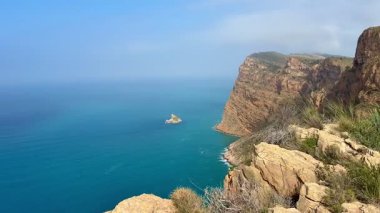 Sakin mavi okyanus sularının yanındaki dramatik uçurumların nefes kesici manzarası inanılmaz güzellikleri yakalıyor.