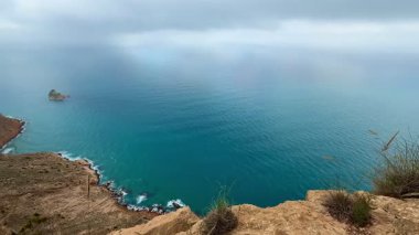 Uçurumların nefes kesen manzarası güzel gökyüzünün altında sakin bir denizle buluşması doğa severler ve yürüyüşçüler için mükemmeldir.