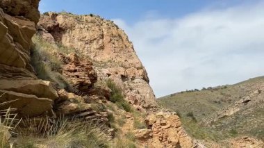 Nefes kesici bir manzara sergiler kayalık kayalıkları ve güzel tepeleri berrak bir gökyüzünün altında parıldayan denizi.