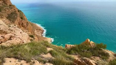 Çarpıcı sahil kayalıkları turkuaz suları ve yemyeşil suları görmezden gelerek nefes kesici ve unutulmaz manzaralar yaratıyor.