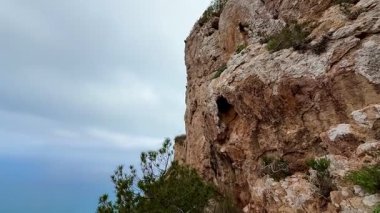 Resmedilmeye değer güzel uçurumlar yemyeşil ve sakin sularla dolu sakin bir sahil bölgesinde yer almaktadır.