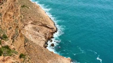 Canlı mavi denizle buluşan ve doğanın gerçek güzelliğini gösteren muhteşem uçurumları tecrübe edin.