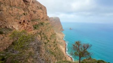 Çarpıcı kayalık kayalar ve canlı okyanus renkleri doğa keşifleri için mükemmel bir zemin oluşturur.
