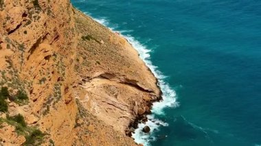 Çarpıcı sahil kayalıkları canlı mavi okyanusla buluşuyor. Doğayı seven maceracılar için bir cennet.