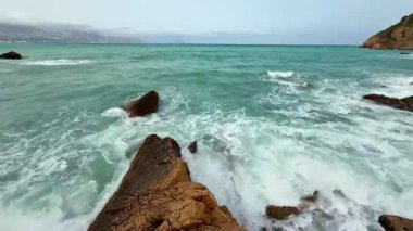 Duyuları cezbeden kıyı manzarasında dalgaların engebeli kıyılara çakılmasının huzur veren güzelliğini hissedin.