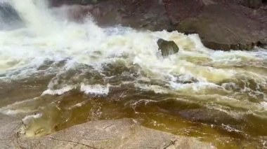 Güçlü bir şelalenin dinamik ve büyüleyici görüntüsü gerçekten büyüleyici ve büyüleyici.