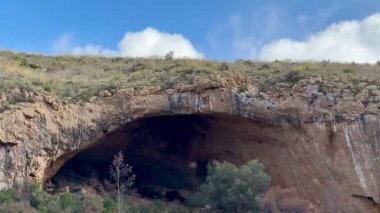 Gerçekten büyüleyici bir mağara girişi. Canlı yemyeşil ve engebeli kayalıkların arasına güzel bir yuva kurmuş.