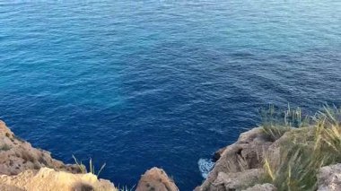 Kendinizi okyanusun çarpıcı güzelliğine ve bu büyüleyici sahil manzarasında görkemli uçurumlara daldırın.