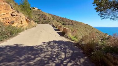 Uçsuz bucaksız okyanusa bakan inanılmaz güzel bir sahil yolu doğa severler ve çarpıcı manzaralı sürücüler için ideal.