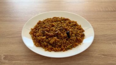 Canlı bir tabak Nijerya Jollof pirinci, tavuklu, aile toplantıları ve kutlamalar için mükemmel..