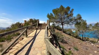 Güzel manzaralı bir patika bizi nefes kesici kıyı manzaralarına ve yemyeşil manzaralara götürür.